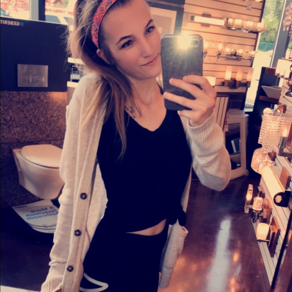 Meet your Posher, Aine